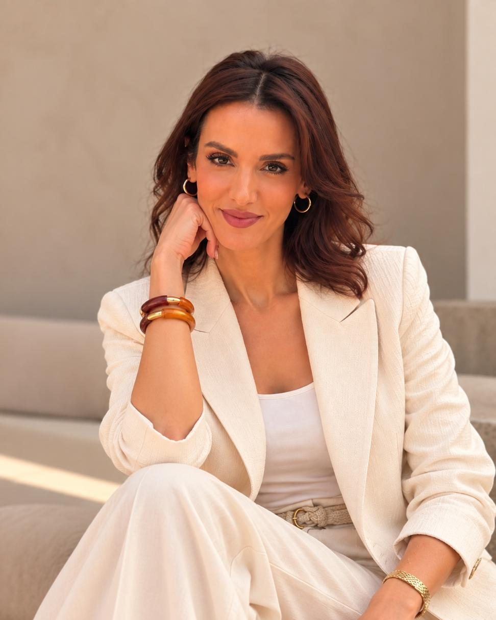 Portrait de Ghalia, fondatrice de Lahna Concept, en tailleur crème