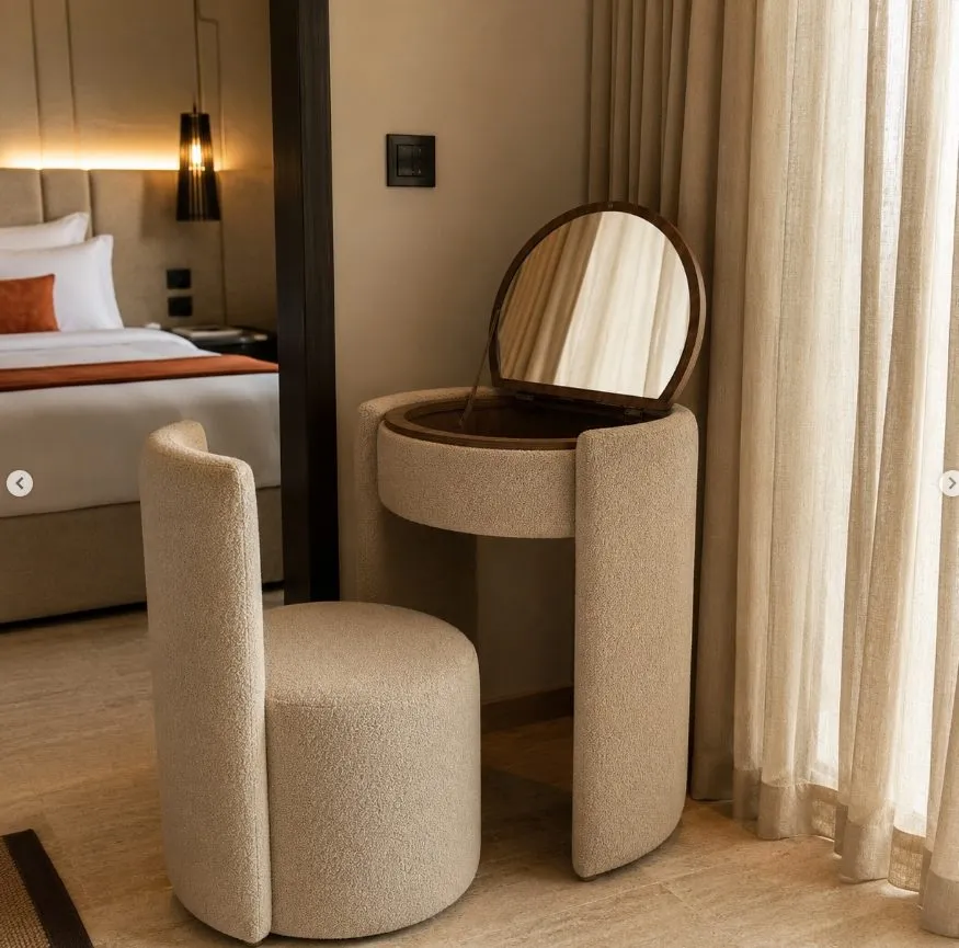 Coiffeuse ouverte avec miroir rond et pouf assorti, bouclette beige