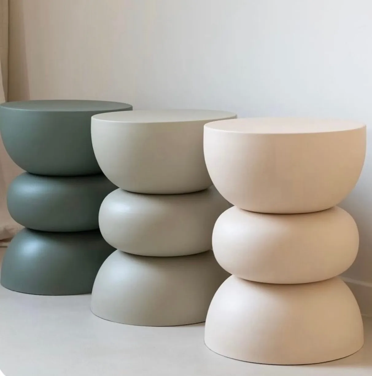 Trois tables d’appoint empilables vert sauge, gris perle et beige rosé